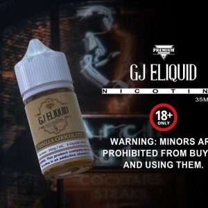 GJ 煙油香草巧克力口味瓶身特寫,背景為霓虹燈酒吧街景,展現濃郁甜感風格。
